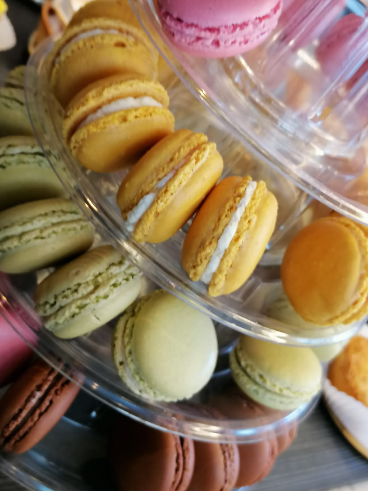 Bunte StellaV Macarons, zart und knusprig, frisch zubereitet im Main-Taunus-Zentrum (MTZ), eine süße Verführung in verschiedenen Geschmacksrichtungen