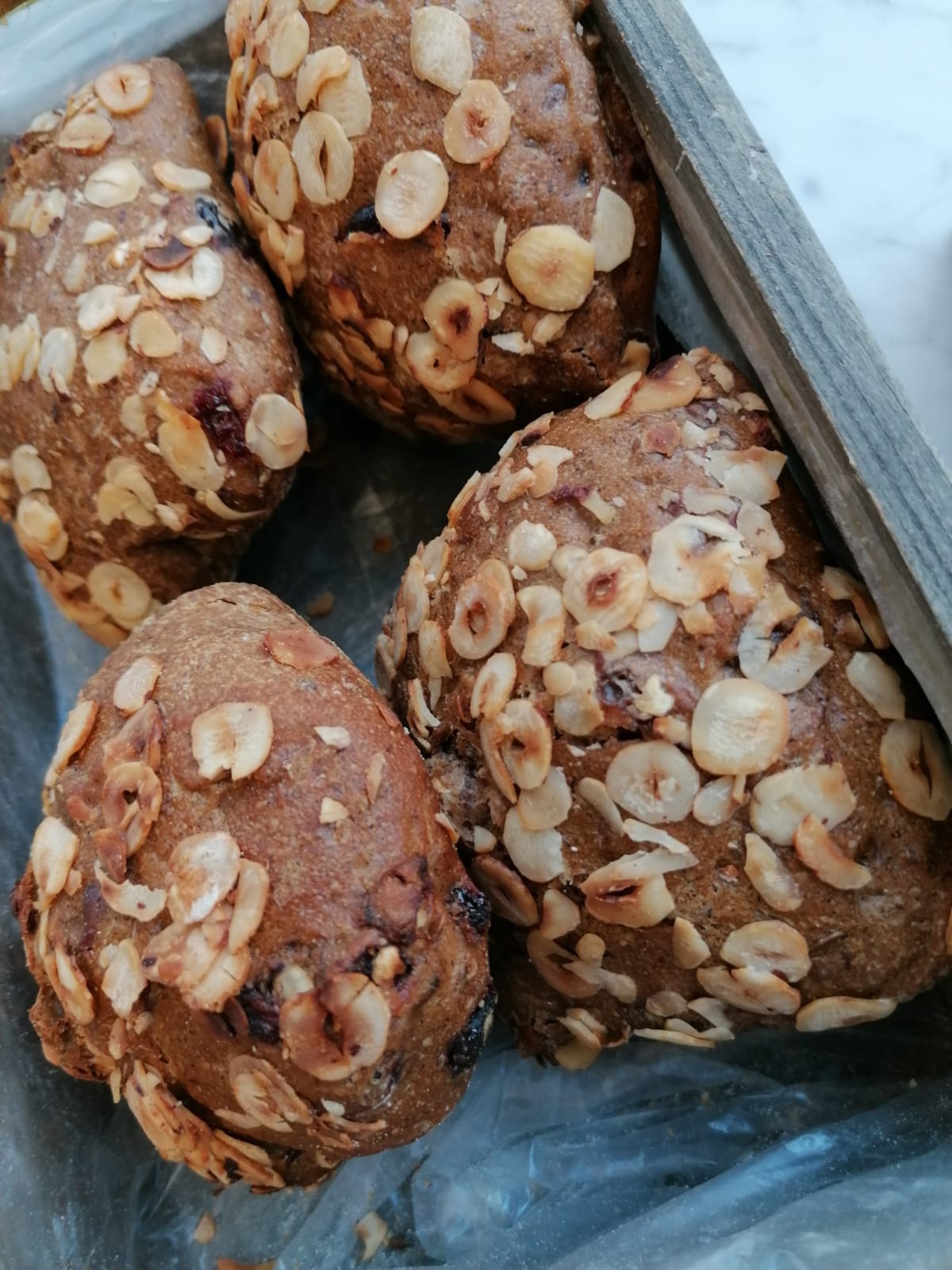 Frisch gebackene StellaV Brötchen, goldbraun und knusprig, im Main-Taunus-Zentrum (MTZ) serviert