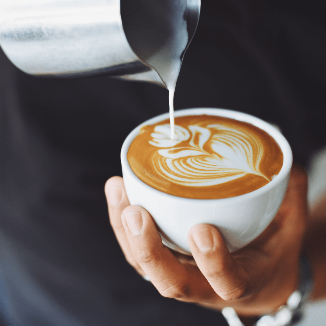 Frisch gebrühter StellaV Kaffee, bekannt als der beste Kaffee im Main-Taunus-Zentrum (MTZ), serviert in einer stilvollen Tasse